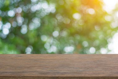 Boş koyu ahşap masa üstü ve bulanık doğa arkaplanı ile kopyalar