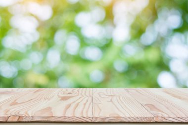 Boş tahta tablo üstü ve kopyalama alanı olan bulanık doğa arkaplanı 