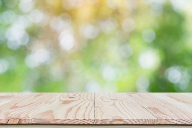 Boş tahta tablo üstü ve kopyalama alanı olan bulanık doğa arkaplanı 