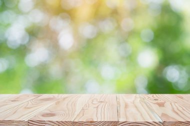 Boş tahta tablo üstü ve kopyalama alanı olan bulanık doğa arkaplanı 