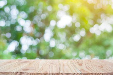 Boş tahta tablo üstü ve kopyalama alanı olan bulanık doğa arkaplanı 