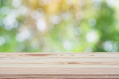 Boş tahta tablo üstü ve kopyalama alanı olan bulanık doğa arkaplanı 