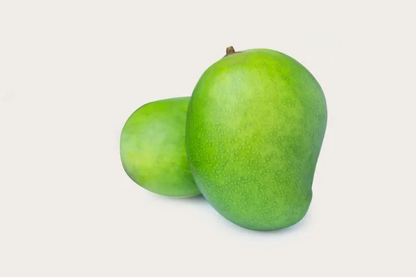 Mangue verte isolée sur fond blanc avec chemin de coupe — Photo