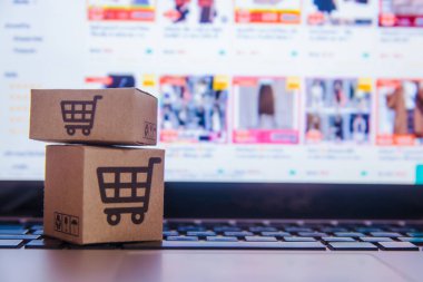 İnternetten alışveriş - karton kutular ya da alışveriş arabalı paket