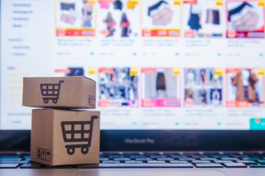 İnternetten alışveriş - karton kutular ya da alışveriş arabalı paket