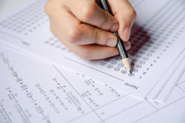 Öğrenciler, s cevabında seçilen kalem yazma seçeneğini ellerinde tutuyorlar