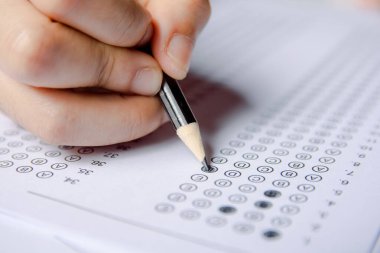 Öğrenciler, s cevabında seçilen kalem yazma seçeneğini ellerinde tutuyorlar