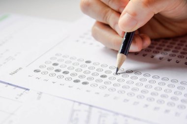 Öğrenciler, s cevabında seçilen kalem yazma seçeneğini ellerinde tutuyorlar