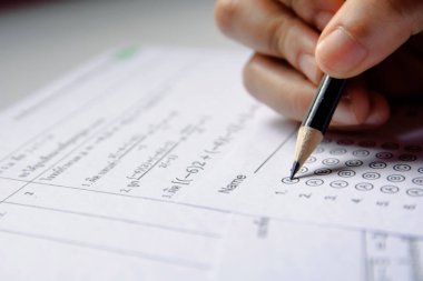 Öğrenciler, s cevabında seçilen kalem yazma seçeneğini ellerinde tutuyorlar