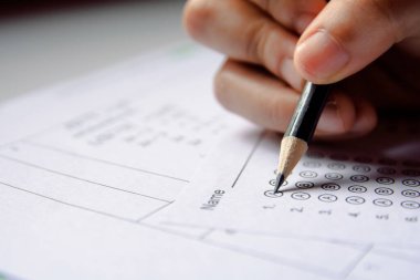Öğrenciler, s cevabında seçilen kalem yazma seçeneğini ellerinde tutuyorlar