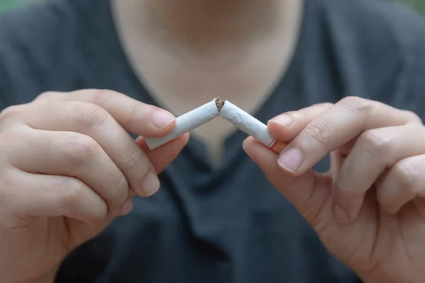 Pare de fumar, mãos de mulher quebrando o cigarro com clipping — Fotografia de Stock