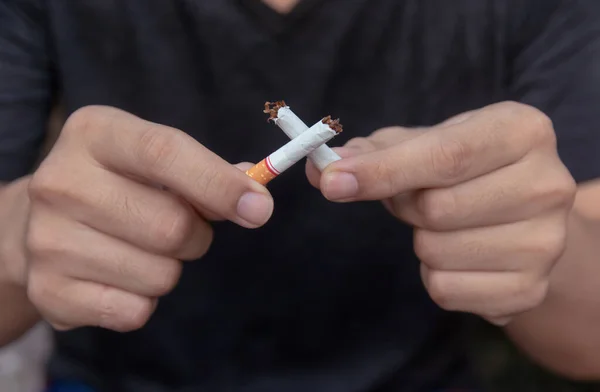Pare de fumar, mãos de homem quebrando o cigarro com clipping p — Fotografia de Stock