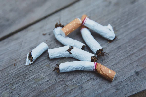 停止吸烟，在木制背景图上折断香烟 — 图库照片