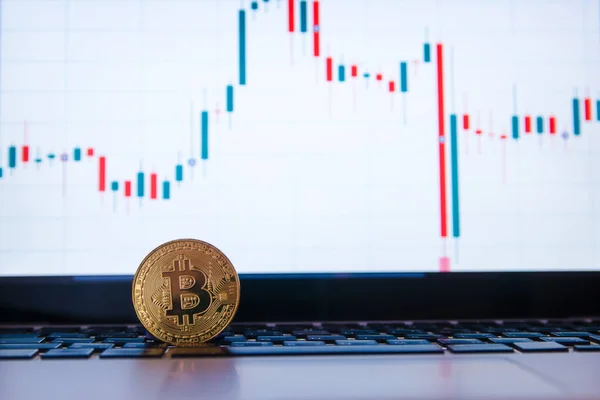 Goldene Bitcoin auf der Tastatur Laptop mit Devisenhandel Graphen Backg — Stockfoto