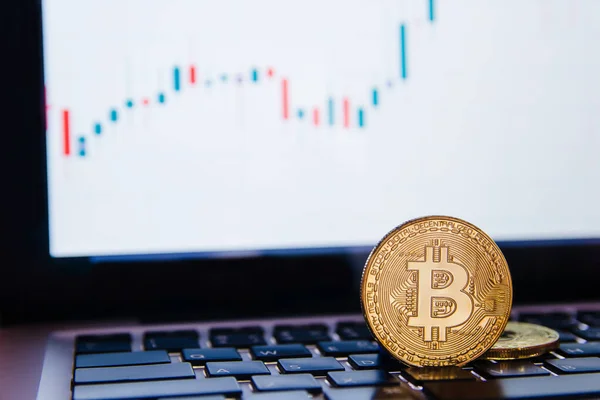 Klavye dizüstü bilgisayarı üzerinde altın bitcoin önx grafik arka planı