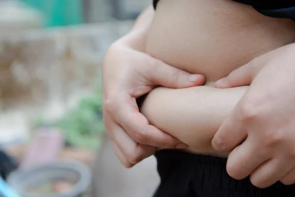 Wanita menyentuh perut gemuknya — Stok Foto