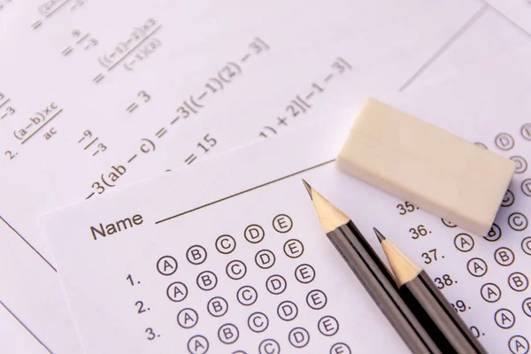 Bleistift und Radiergummi auf Antwortbögen oder standardisiertem Testformular — Stockfoto