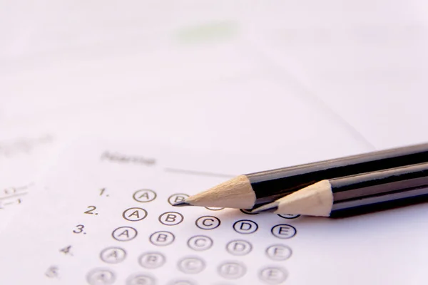 Bleistift auf Antwortbögen oder standardisiertes Testformular mit Antworten b — Stockfoto
