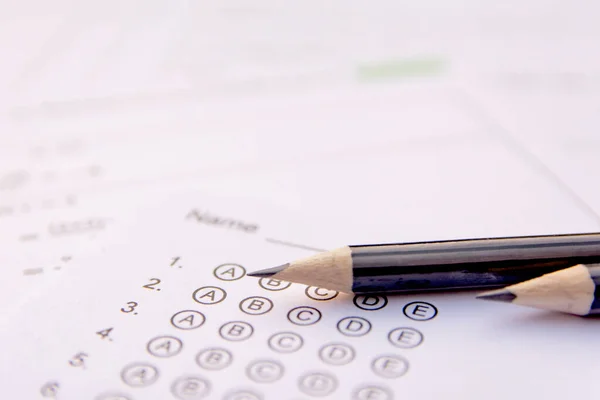 Lápiz en hojas de respuestas o formulario de prueba estandarizado con respuestas b — Foto de Stock