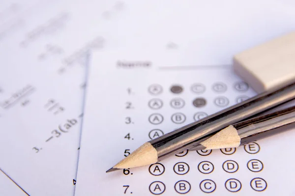 Bleistift und Radiergummi auf Antwortbögen oder standardisiertem Testformular — Stockfoto