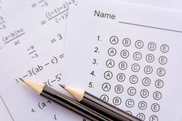 Lápiz en hojas de respuestas o formulario de prueba estandarizado con respuestas b —  Fotos de Stock