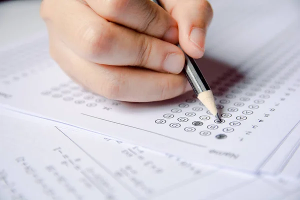 Diákok kézfogás ceruza írás kiválasztott választás a válasz s — Stock Fotó