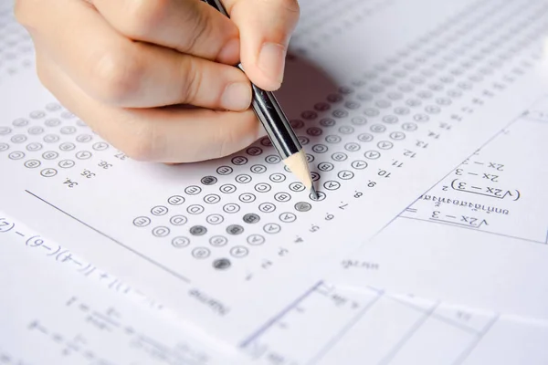 Estudiantes mano celebración lápiz escritura elección seleccionada en respuesta s — Foto de Stock