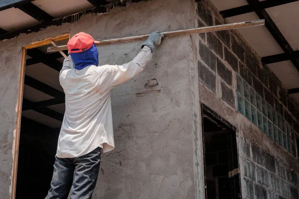 Építőipari munkások vakolat épületfal segítségével cement vakolat — Stock Fotó