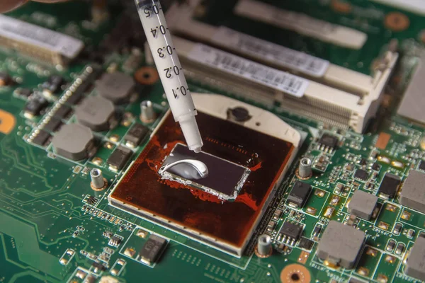 Technicus die thermische pasta met spuit op het Cpu-proces aanbrengt — Stockfoto