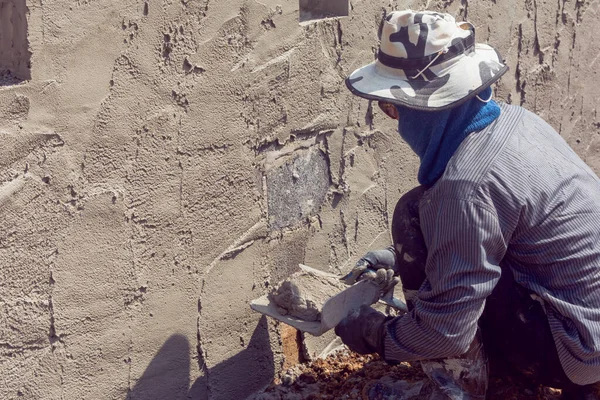 Trabalhadores da construção civil que rebocam a parede do edifício usando o emplastro do cimento — Fotografia de Stock