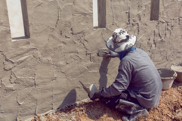 建筑工人用水泥板贴墙 — 图库照片