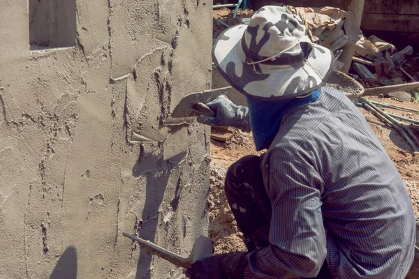 建筑工人用水泥板贴墙 — 图库照片