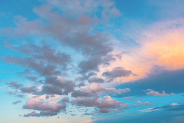 Günbatımında gökyüzü ve bulut, günbatımında ışık efektleri. - Evet.