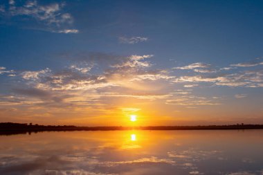 Gün batımı yansıma gölü. Bulutların ardında güzel bir gün batımı