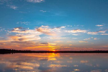 Gün batımı yansıma gölü. Bulutların ardında güzel bir gün batımı