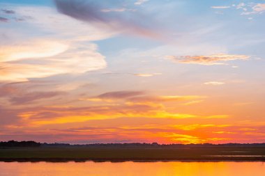 Gün batımı yansıma gölü. Bulutların ardında güzel bir gün batımı