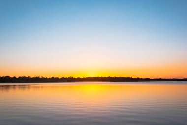 Gün batımı yansıma gölü. Bulutların ardında güzel bir gün batımı