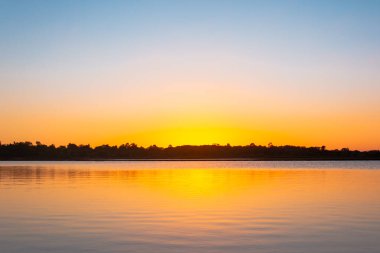 Gün batımı yansıma gölü. Bulutların ardında güzel bir gün batımı