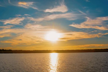 Gün batımı yansıma gölü. Bulutların ardında güzel bir gün batımı