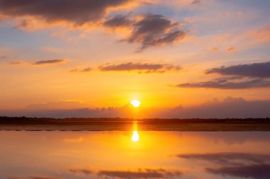 Gün batımı yansıma gölü. Bulutların ardında güzel bir gün batımı