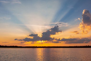 Gün batımı yansıma gölü. Bulutların ardında güzel bir gün batımı