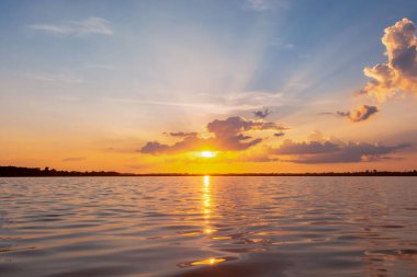 Gün batımı yansıma gölü. Bulutların ardında güzel bir gün batımı