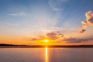 Gün batımı yansıma gölü. Bulutların ardında güzel bir gün batımı