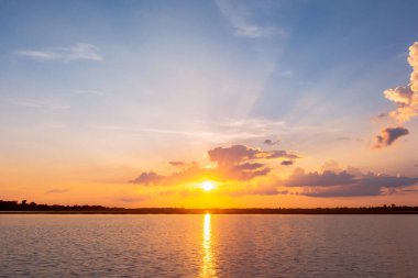 Gün batımı yansıma gölü. Bulutların ardında güzel bir gün batımı