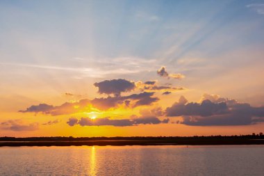 Gün batımı yansıma gölü. Bulutların ardında güzel bir gün batımı