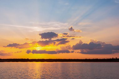 Gün batımı yansıma gölü. Bulutların ardında güzel bir gün batımı