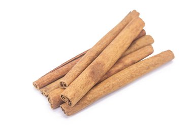 Tarçın çubukları kırpma yolu ile beyaz arkaplanda izole.