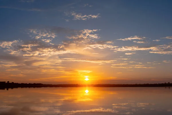 Λίμνη αντανάκλασης ηλιοβασιλέματος. όμορφο ηλιοβασίλεμα πίσω από τα σύννεφα και — Φωτογραφία Αρχείου