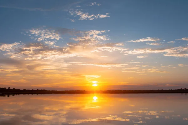 Λίμνη αντανάκλασης ηλιοβασιλέματος. όμορφο ηλιοβασίλεμα πίσω από τα σύννεφα και — Φωτογραφία Αρχείου