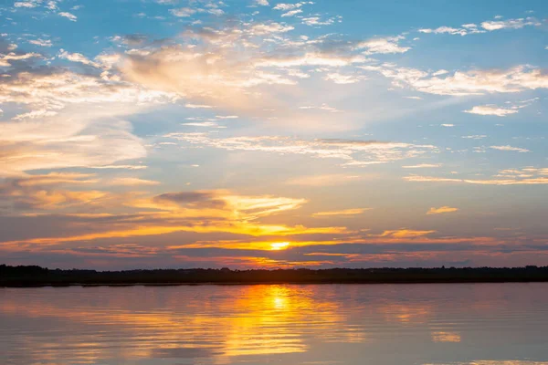 Lagoa de reflexão do pôr do sol. belo pôr do sol atrás das nuvens e — Fotografia de Stock